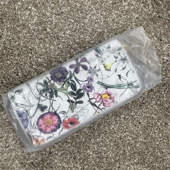 Floral Zip Wallet NEW IN PACKAGING - Picture 1 of 3